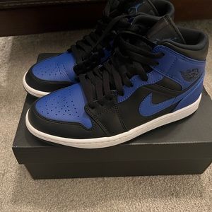 Jordan 1 mid 7.5 men/9 women. Great condition, worn twice